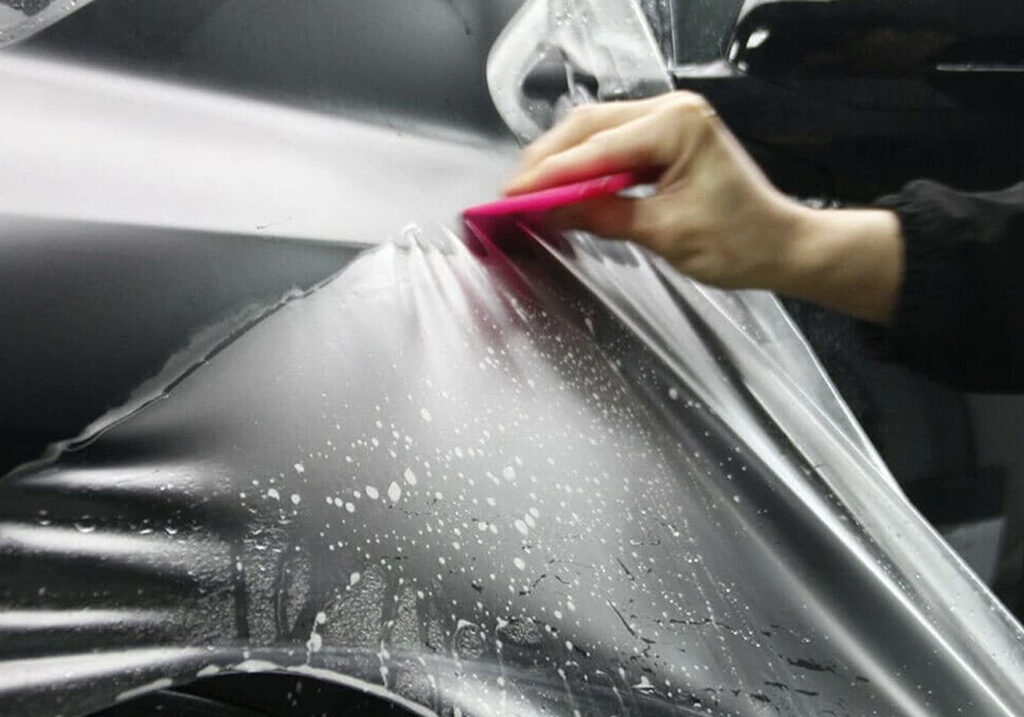 Film de protection PPF appliqué sur la carrosserie d'une voiture